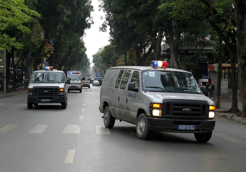  Xe dẫn giải các bị cáo đến tòa. (Ảnh: Văn Điệp/TTXVN)