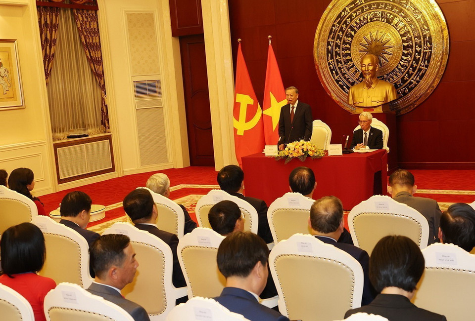 Tổng Bí thư, Chủ tịch nước Tô Lâm nói chuyện với cán bộ, nhân viên Đại sứ quán, đại diện cộng đồng và lưu học sinh Việt Nam tại Trung Quốc. (Ảnh: Trí Dũng/TTXVN)