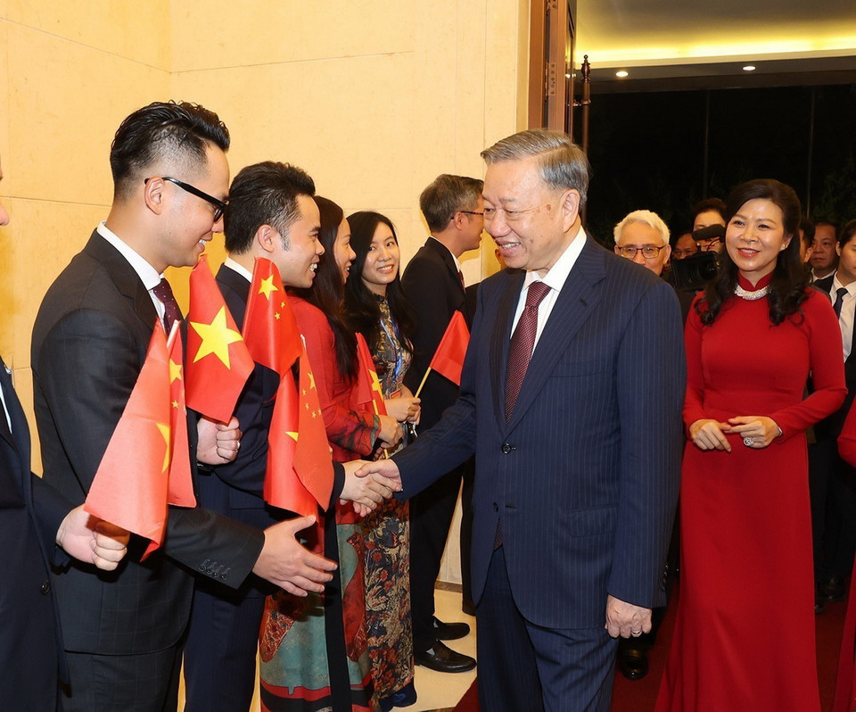 Tổng Bí thư, Chủ tịch nước Tô Lâm và Phu nhân với cán bộ, nhân viên Đại sứ quán Việt Nam tại Trung Quốc. (Ảnh: Trí Dũng/TTXVN)
