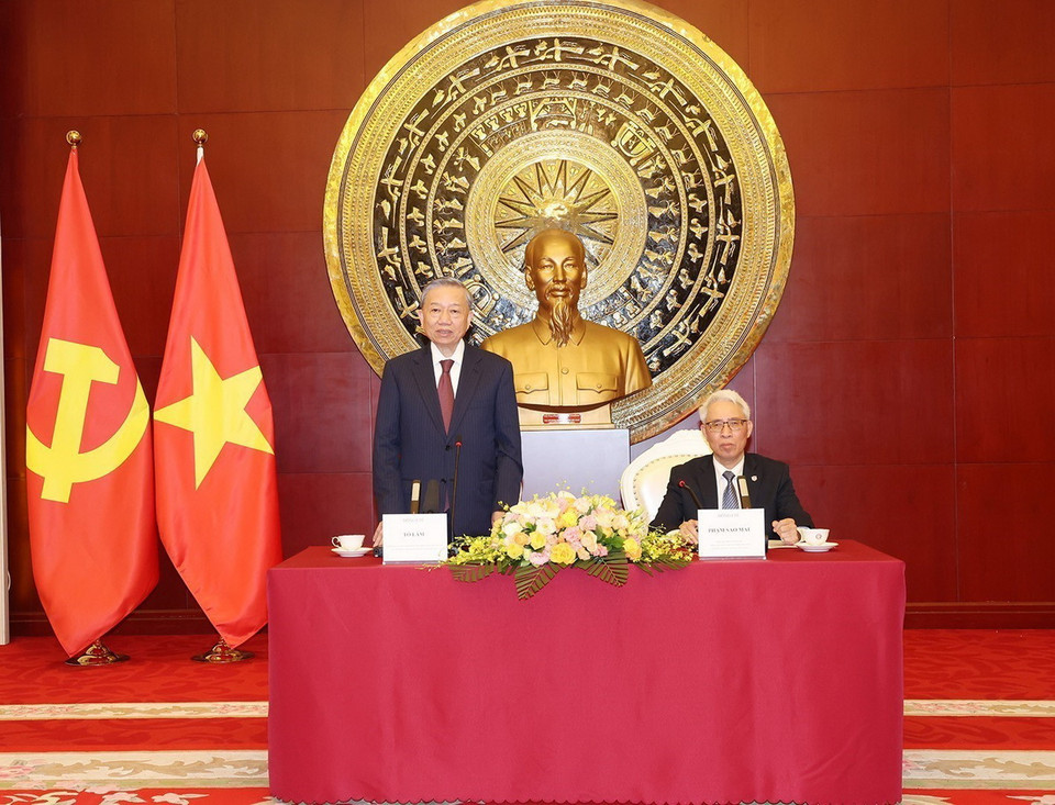 Tổng Bí thư, Chủ tịch nước Tô Lâm nói chuyện với cán bộ, nhân viên Đại sứ quán, đại diện cộng đồng và lưu học sinh Việt Nam tại Trung Quốc. (Ảnh: Trí Dũng/TTXVN)