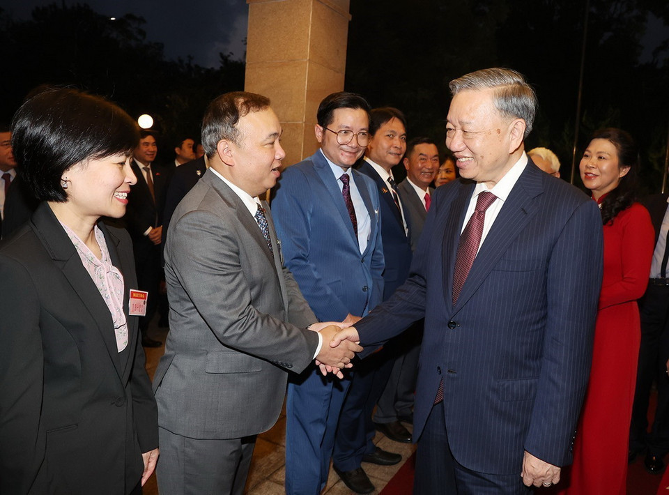 Tổng Bí thư, Chủ tịch nước Tô Lâm và Phu nhân với cán bộ, nhân viên Đại sứ quán Việt Nam tại Trung Quốc. (Ảnh: Trí Dũng/TTXVN)
