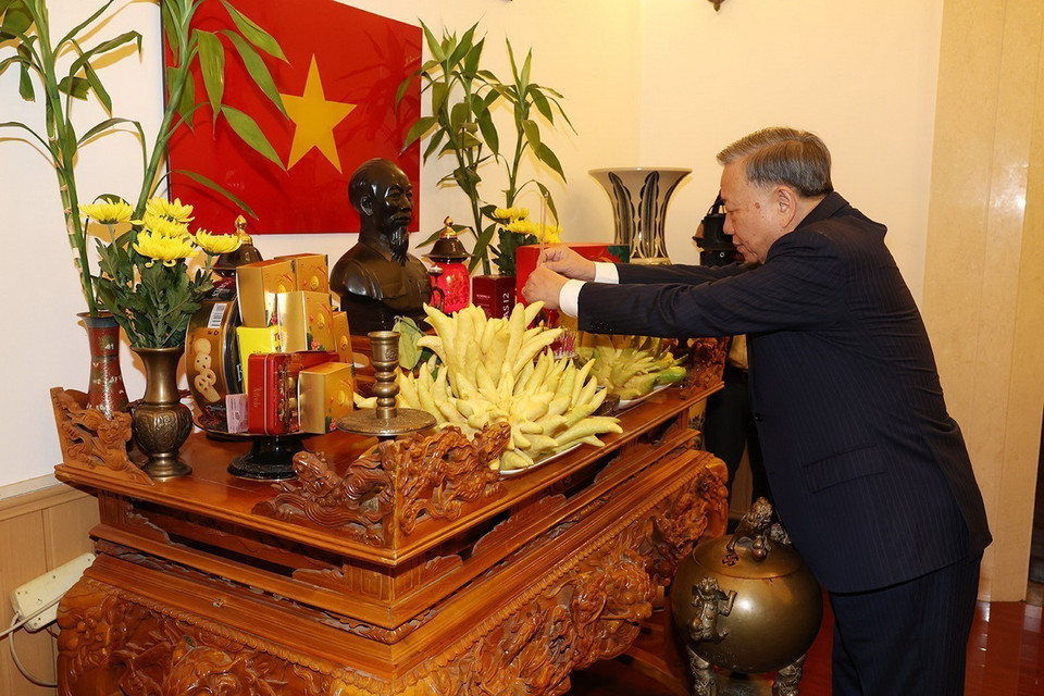 Tổng Bí thư, Chủ tịch nước Tô Lâm dâng hương trên Ban thờ Chủ tịch Hồ Chí Minh tại Đại sứ quán Việt Nam. (Ảnh: Trí Dũng/TTXVN)