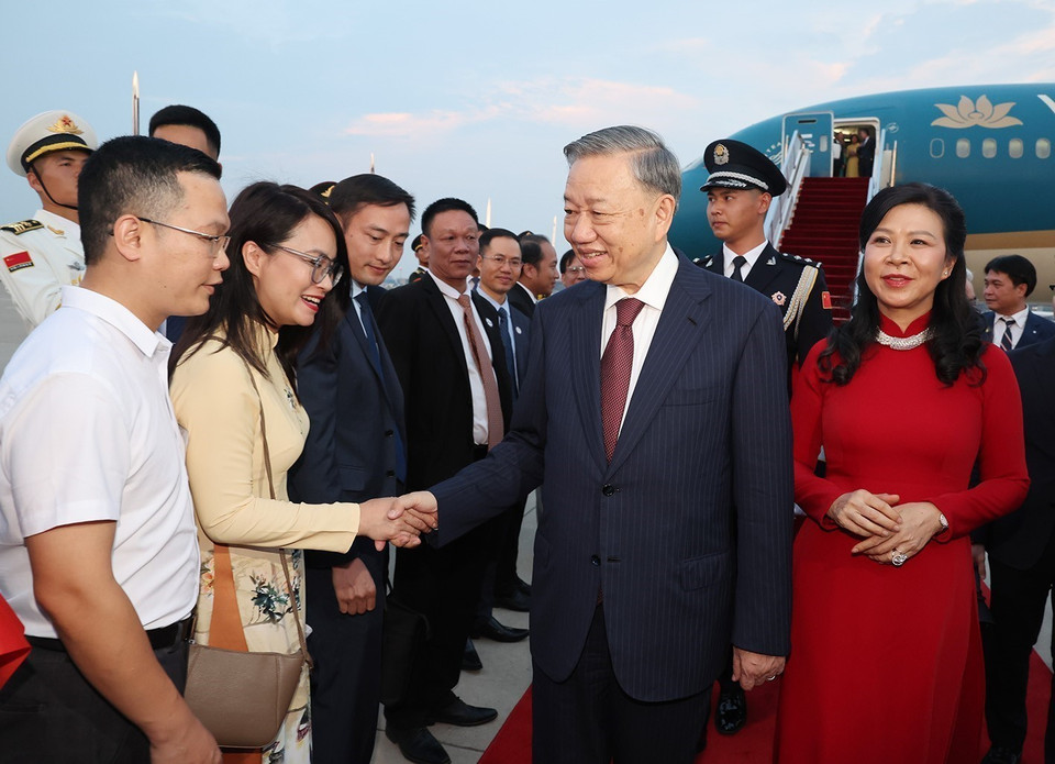 Lễ đón Tổng Bí thư, Chủ tịch nước Tô Lâm và Phu nhân tại Sân bay Quốc tế Bắc Kinh. (Ảnh: Trí Dũng/TTXVN)