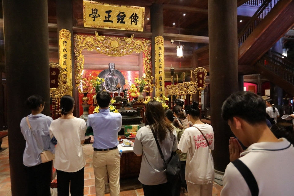 Phụ huynh và sỹ tử đến Khu Di tích Quốc gia Đặc biệt Văn Miếu-Quốc Tử Giám cầu mong may mắn trong kỳ thi sắp tới. (Ảnh: Hoàng Hiếu/TTXVN)