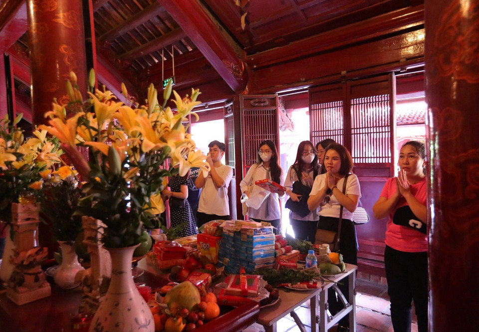 Phụ huynh và sỹ tử đến Khu Di tích Quốc gia Đặc biệt Văn Miếu-Quốc Tử Giám cầu mong may mắn trong kỳ thi sắp tới. (Ảnh: Hoàng Hiếu/TTXVN)