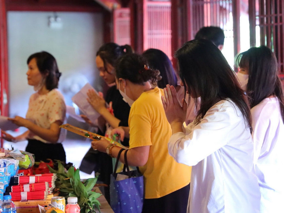 Phụ huynh và sỹ tử đến Khu Di tích Quốc gia Đặc biệt Văn Miếu-Quốc Tử Giám cầu may mắn trong kỳ thi. (Ảnh: Hoàng Hiếu/TTXVN)