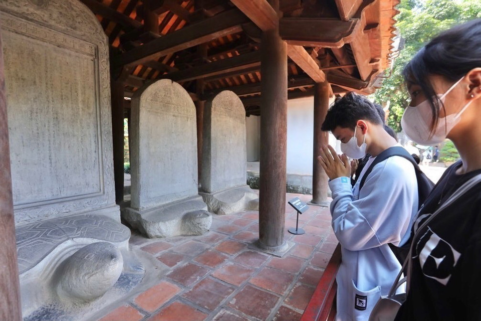 Nhóm bạn khối lớp 12 đến Văn Miếu-Quốc Tử Giám cầu mong đạt kết quả cao trong kỳ thi Đại học sắp tới. (Ảnh: Hoàng Hiếu/TTXVN)