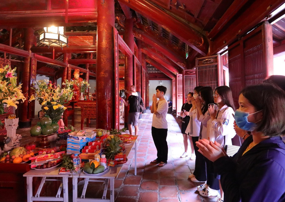 Phụ huynh và sỹ tử đến Khu Di tích Quốc gia Đặc biệt Văn Miếu-Quốc Tử Giám cầu may mắn trong kỳ thi. (Ảnh: Hoàng Hiếu/TTXVN)