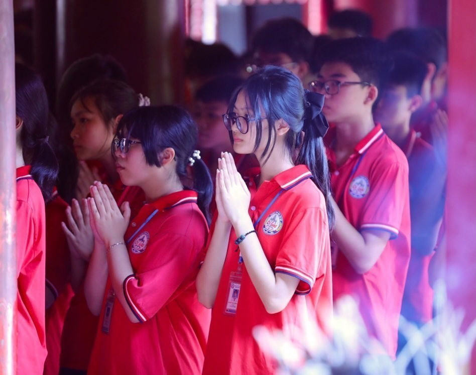 Học sinh Khối lớp 9 Trường THCS Cổ Loa, Đông Anh, Hà Nội, khấn cầu tại Khu Di tích Quốc gia Đặc biệt Văn Miếu-Quốc Tử Giám. (Ảnh: Hoàng Hiếu/TTXVN)