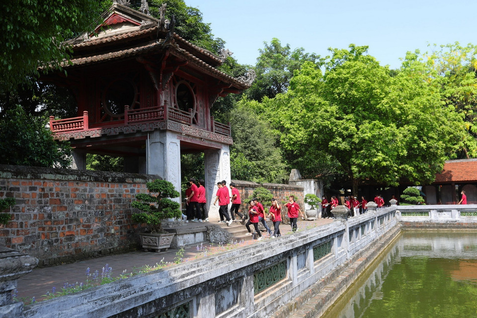 Càng gần đến ngày diễn ra Kỳ thi tuyển sinh lớp 10 THPT, lượng sỹ tử đến Khu Di tích Quốc gia Đặc biệt Văn Miếu-Quốc Tử Giám tăng đột biến. (Ảnh: Hoàng Hiếu/TTXVN)
