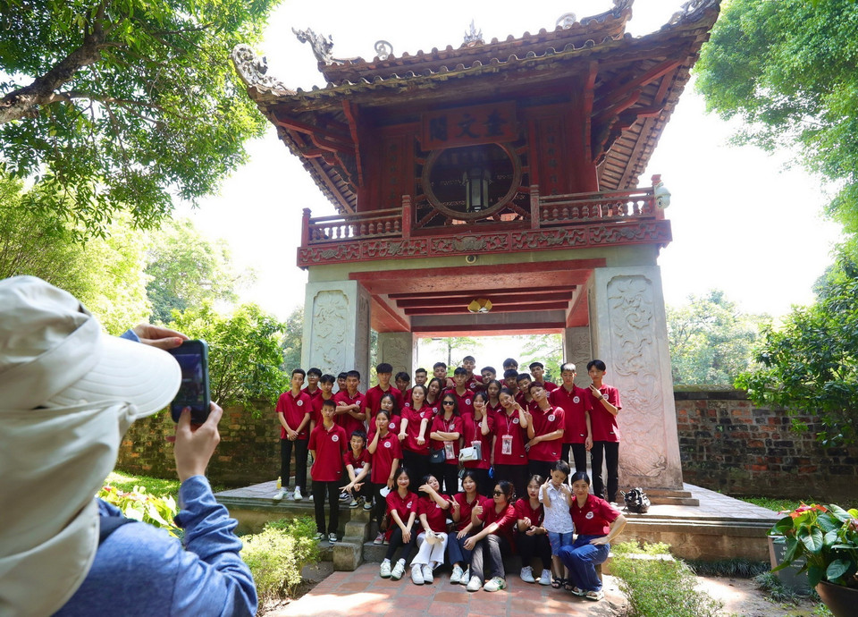 Trường THCS Cổ Loa, Đông Anh, Hà Nội, chọn Khu Di tích Quốc gia Đặc biệt Văn Miếu-Quốc Tử Giám là điểm đến tham quan cho học sinh khối lớp 9 trước Kỳ thi tuyển sinh lớp 10 THPT. (Ảnh: Hoàng Hiếu/TTXVN)