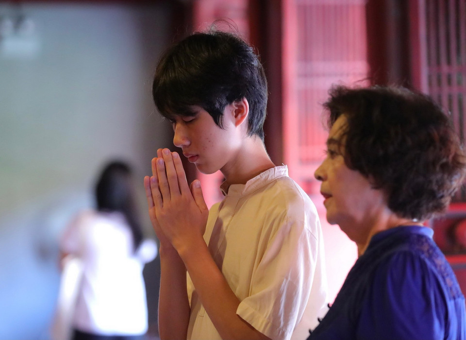 Sỹ tử đến Khu Di tích Quốc gia Đặc biệt Văn Miếu-Quốc Tử Giám cầu mong đạt kết quả cao trong kỳ thi. (Ảnh: Hoàng Hiếu/TTXVN)