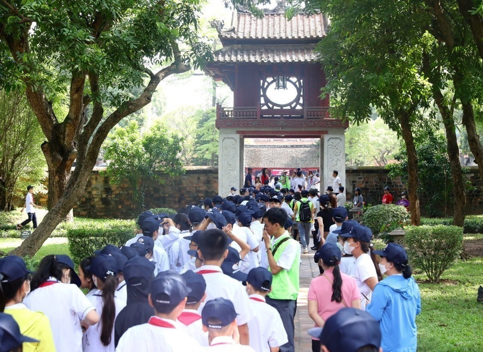 Khu Di tích Quốc gia Đặc biệt Văn Miếu-Quốc Tử Giám đón rất nhiều học sinh, sỹ tử và phụ huynh tới trước Kỳ thi tuyển sinh lớp 10 THPT và Kỳ thi Đại học năm 2023. (Ảnh: Hoàng Hiếu/TTXVN)