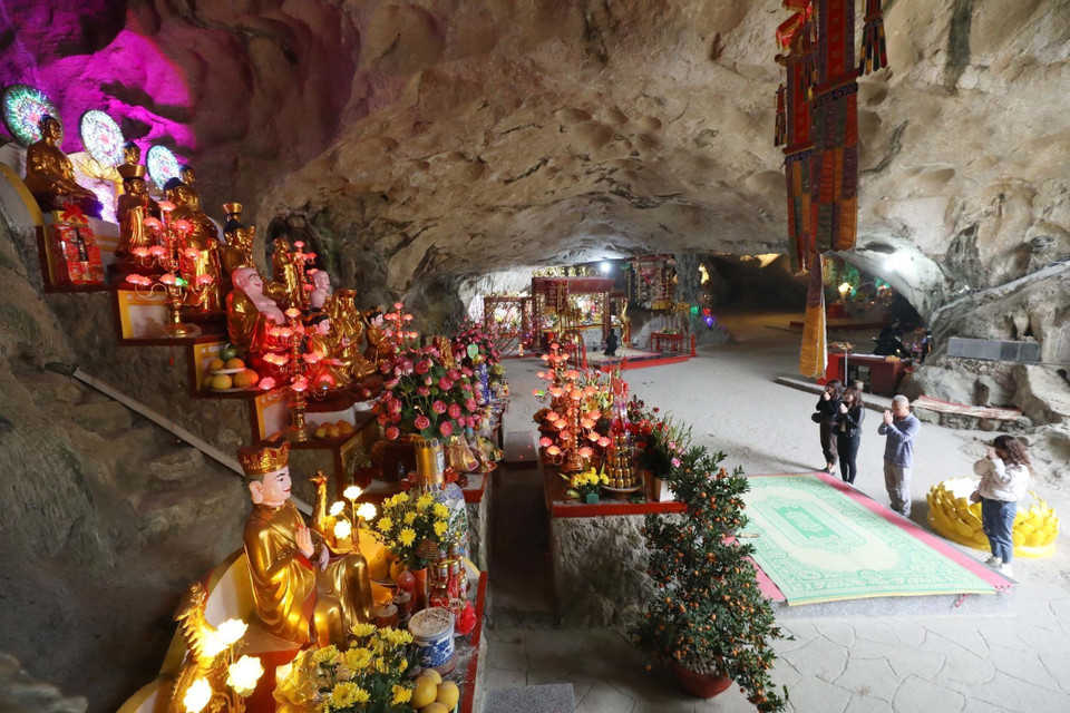 Du khách lễ Tam Bảo - nơi thờ Phật trong chùa Tam Thanh giữa không gian tâm linh huyền ảo của động núi đá. (Ảnh: Anh Tuấn/TTXVN)