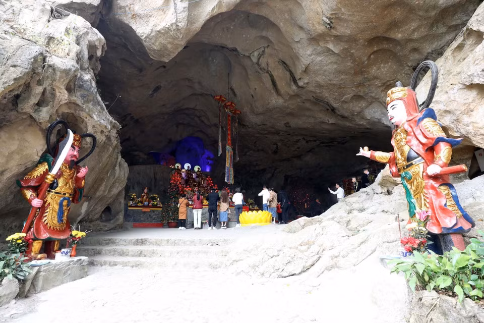 Cửa động Tam Thanh cũng là nơi dẫn vào chùa Tam Thanh, ngôi chùa đặc biệt nằm trong động núi đá thuộc địa phận phường Tam Thanh, thành phố Lạng Sơn, tỉnh Lạng Sơn. (Ảnh: Anh Tuấn/TTXVN) 