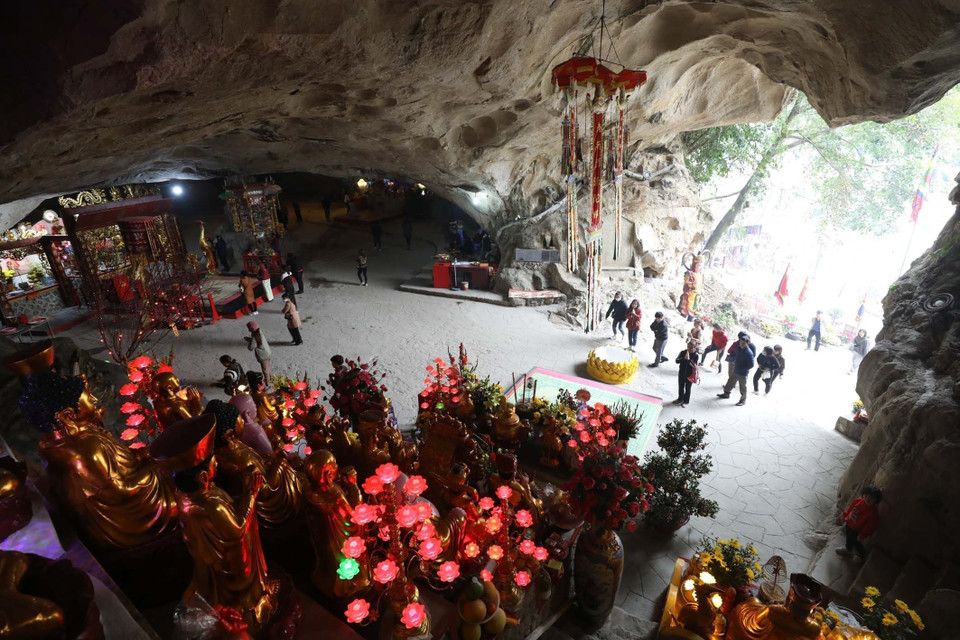 Đông đảo du khách thập phương về thưởng ngoạn và chiêm bái chùa Tam Thanh trong động núi đá. Theo sử sách "Đại Nam Nhất Thống Chí" thì chùa có từ thời nhà Lê và được mệnh danh là “đệ nhất bát cảnh xứ Lạng.” (Ảnh: Anh Tuấn/TTXVN)