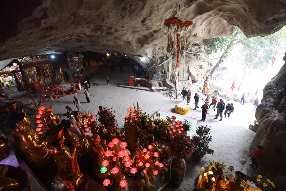 Đông đảo du khách thập phương về thưởng ngoạn và chiêm bái chùa Tam Thanh trong động núi đá. Theo sử sách "Đại Nam Nhất Thống Chí" thì chùa có từ thời nhà Lê và được mệnh danh là “đệ nhất bát cảnh xứ Lạng.” (Ảnh: Anh Tuấn/TTXVN) 