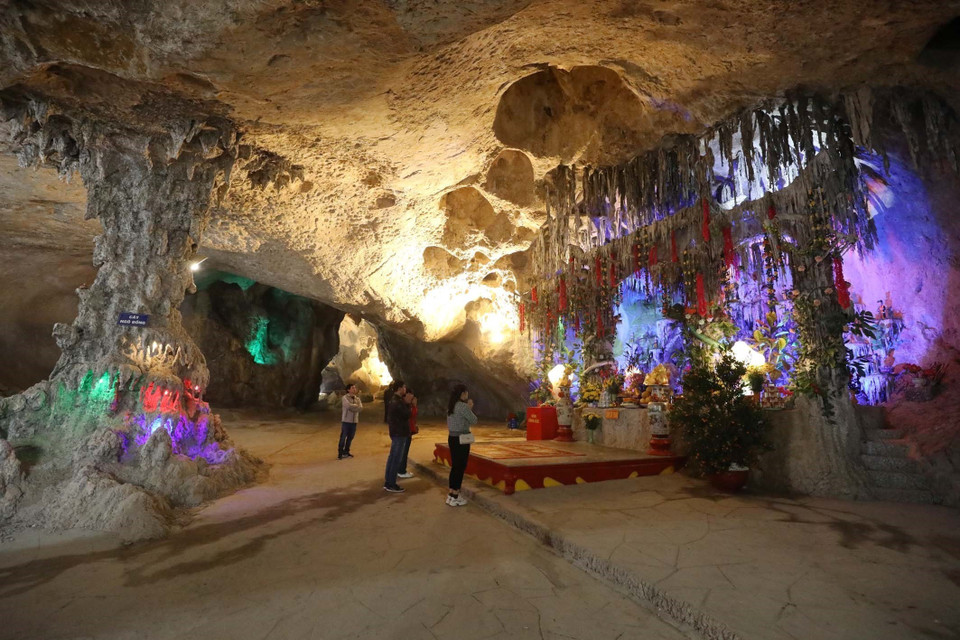 Cung Sơn Trang được thờ trong chùa Tam Thanh lung linh huyền ảo. (Ảnh: Anh Tuấn/TTXVN)