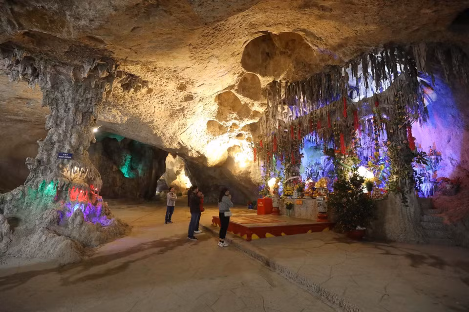 Cung Sơn Trang được thờ trong chùa Tam Thanh lung linh huyền ảo. (Ảnh: Anh Tuấn/TTXVN)