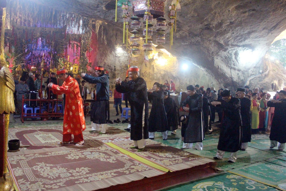 Hiện nay, chùa là nơi thờ tự của nhiều loại hình tín ngưỡng-tôn giáo gồm các cung thờ tự được sắp xếp theo kiểu “tiền Phật hậu Thánh”: Cung Tam Bảo, Công đồng Thánh Mẫu, cung Sơn Trang… với một hệ thống tượng thờ rất phong phú được đặt ở nhiều không gian khác nhau hòa lẫn với các nhũ đá trong hang động tạo nên một không gian tâm linh huyền ảo, độc đáo. (Ảnh: Anh Tuấn/TTXVN)