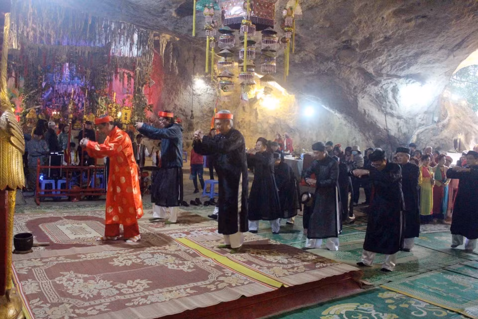 Hiện nay, chùa là nơi thờ tự của nhiều loại hình tín ngưỡng-tôn giáo gồm các cung thờ tự được sắp xếp theo kiểu “tiền Phật hậu Thánh”: Cung Tam Bảo, Công đồng Thánh Mẫu, cung Sơn Trang… với một hệ thống tượng thờ rất phong phú được đặt ở nhiều không gian khác nhau hòa lẫn với các nhũ đá trong hang động tạo nên một không gian tâm linh huyền ảo, độc đáo. (Ảnh: Anh Tuấn/TTXVN)