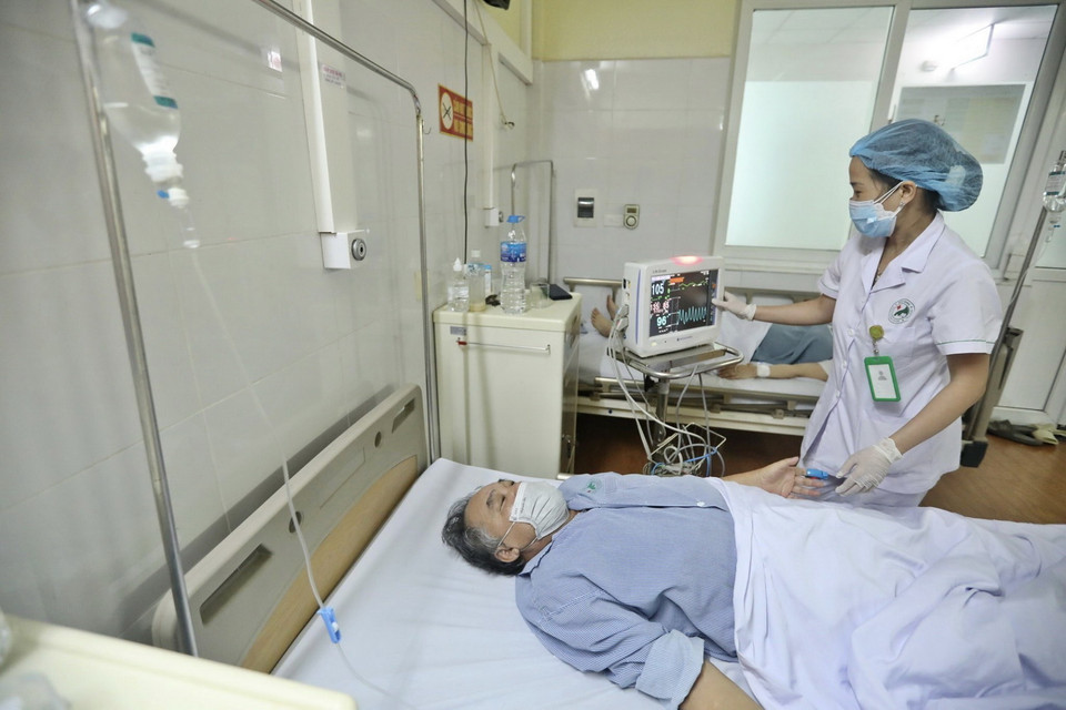 Điều trị cho bệnh nhân cúm A tại Bệnh viện đa khoa Đức Giang, Hà Nội. (Ảnh: Minh Quyết/TTXVN)