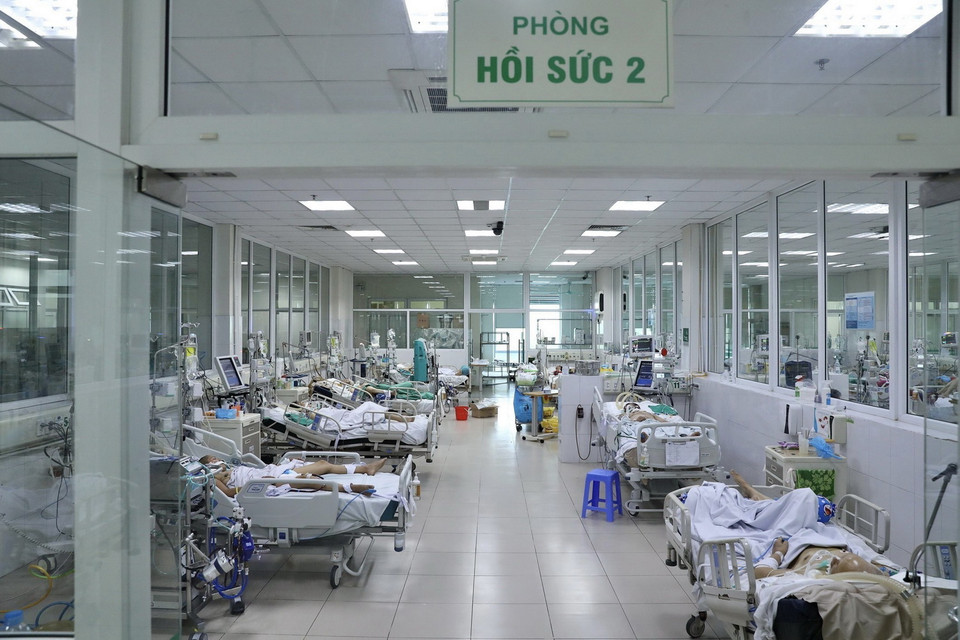 Tại khoa Hồi sức tích cực bệnh viện Bệnh Nhiệt đới Trung ương đang điều trị cho nhiều bệnh nhân nặng bao gồm bệnh nhân cúm A. (Ảnh: Minh Quyết/TTXVN)