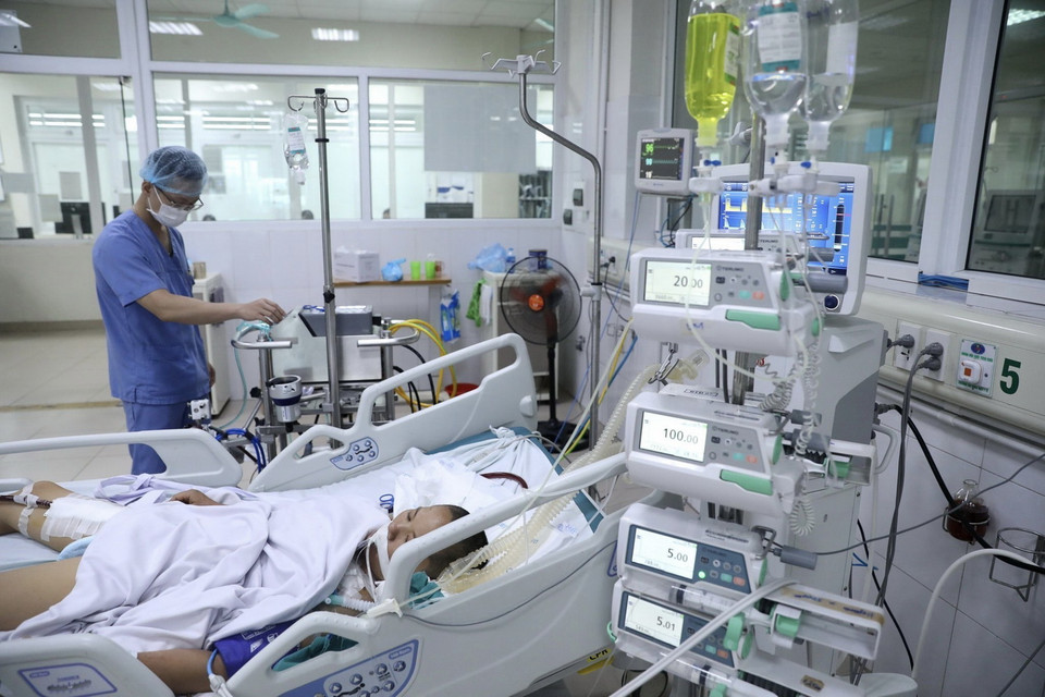  Với biện pháp đặt ECMO (tim, phổi ngoài cơ thể) phổi, đến nay tình trạng bệnh nhân có tiển triển hơn. (Ảnh: Minh Quyết/TTXVN)
