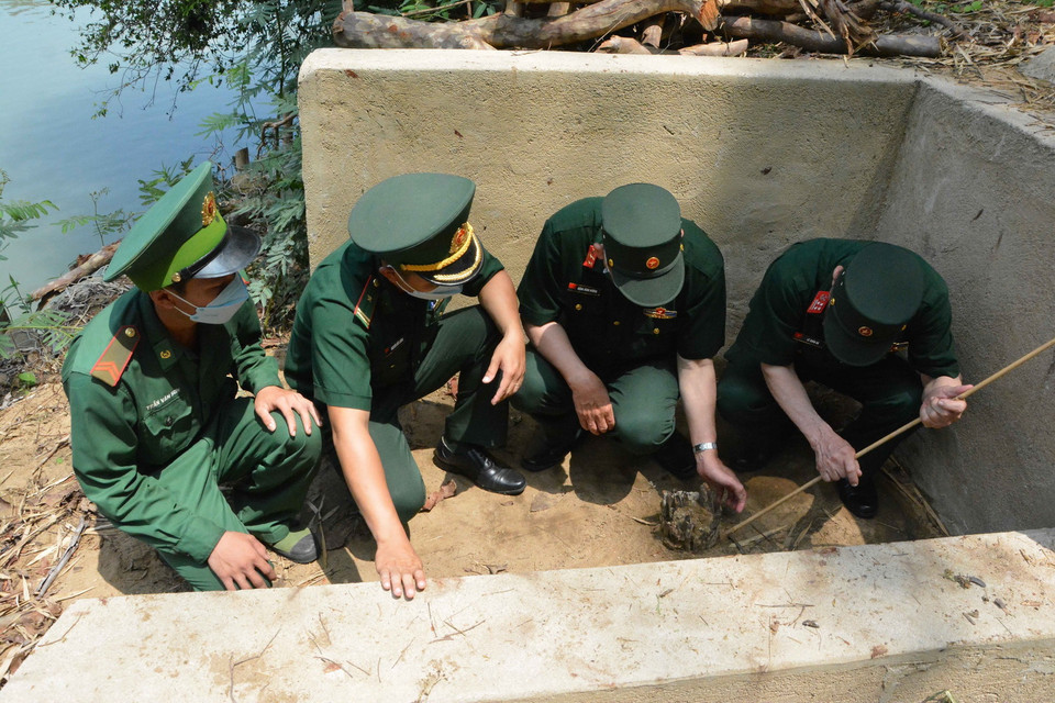 Cọc gỗ còn lại bên bờ sông Sêrêpốk để làm cầu nối đưa người và phương tiện vượt sông Sêrêpốk tiến vào giải phóng miền Nam. (Ảnh: Tuấn Anh/TTXVN)