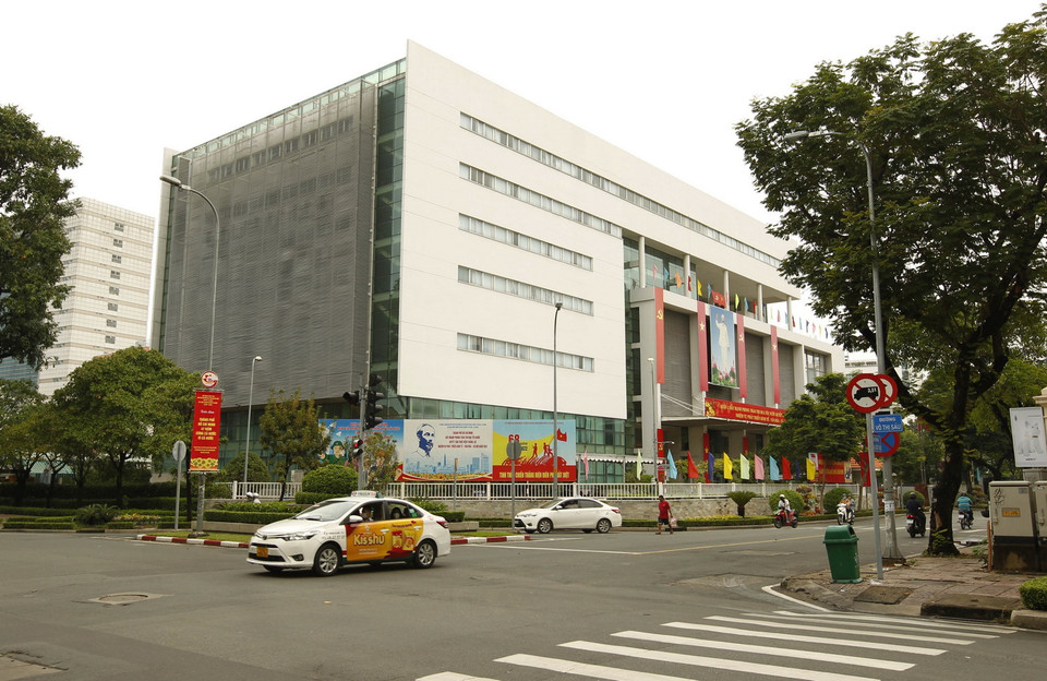 Trụ sở UBND Quận 3, TP Hồ Chí Minh trang trí nhiều cờ hoa nhân dịp lễ 30/4 và 1/5. (Ảnh: Thanh Vũ/TTXVN)