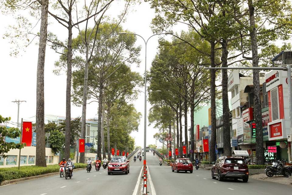 Cờ hoa được treo dọc theo cầu vượt Nguyễn Tri Phương, Quận 10, TP Hồ Chí Minh. (Ảnh: Thanh Vũ/TTXVN)