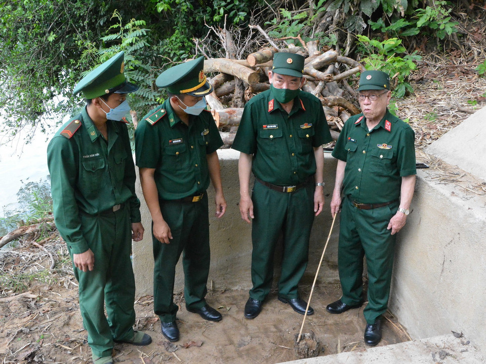 Ông Lê Xuân Bá (ngoài cùng, bên phải), Nguyên Sư đoàn trưởng Sư đoàn 470 kể về giai đoạn làm nhiệm vụ ở Bến vượt sông Sêrêpốk. (Ảnh: Tuấn Anh/TTXVN)