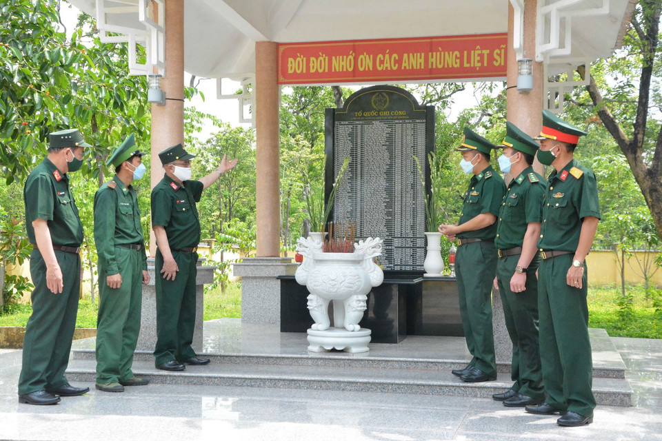 Cựu chiến binh Sư đoàn 470 cùng chiến sĩ Đồn Biên phòng Sêrêpốk dâng hương tại Nhà bia ghi danh các Anh hùng liệt sỹ khu vực giáp bờ sông Sêrêpốk. (Ảnh: Tuấn Anh/TTXVN)