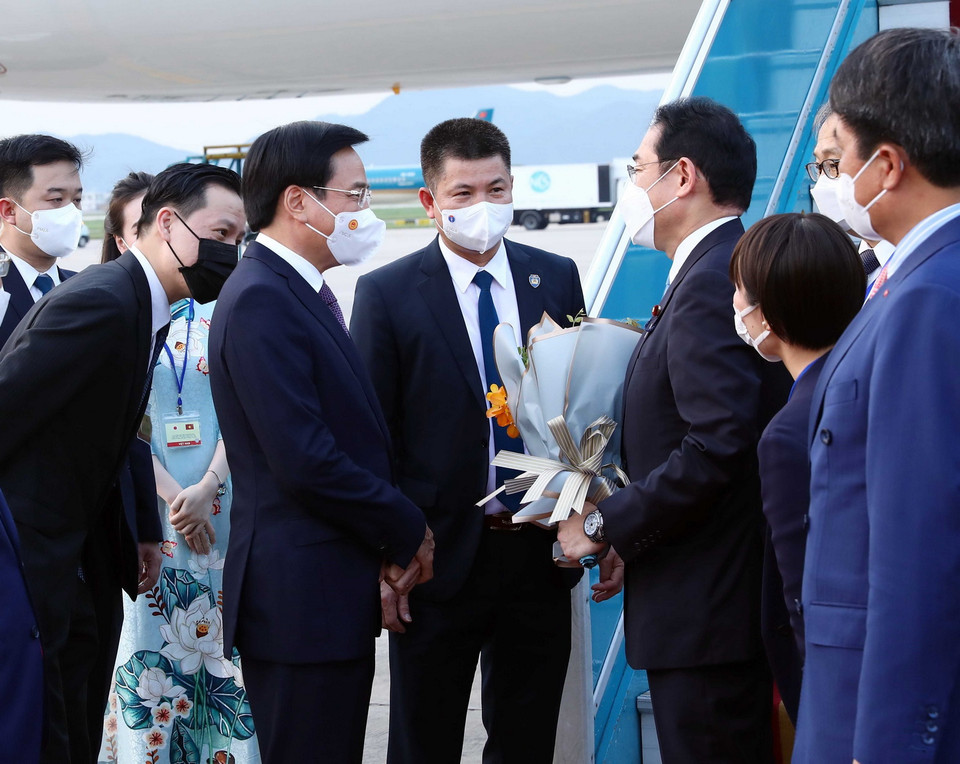 Bộ trưởng, Chủ nhiệm Văn phòng Chính phủ Trần Văn Sơn đón Thủ tướng Nhật Bản Kishida Fumio tại sân bay Quốc tế Nội Bài, Hà Nội. (Ảnh: Phạm Kiên/TTXVN)