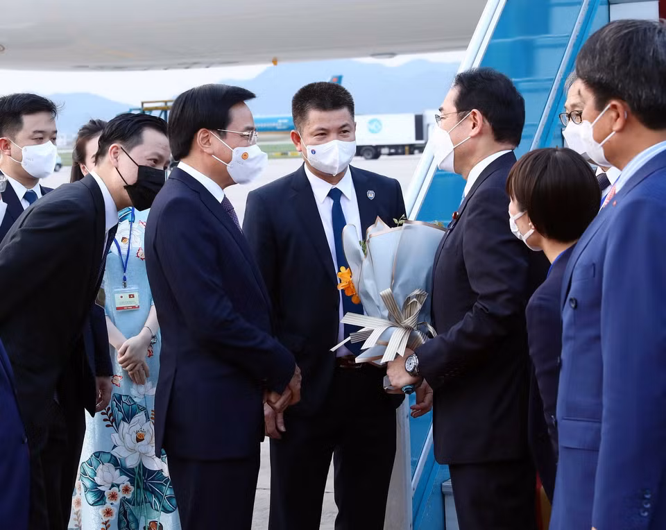 Bộ trưởng, Chủ nhiệm Văn phòng Chính phủ Trần Văn Sơn đón Thủ tướng Nhật Bản Kishida Fumio tại sân bay Quốc tế Nội Bài, Hà Nội. (Ảnh: Phạm Kiên/TTXVN)