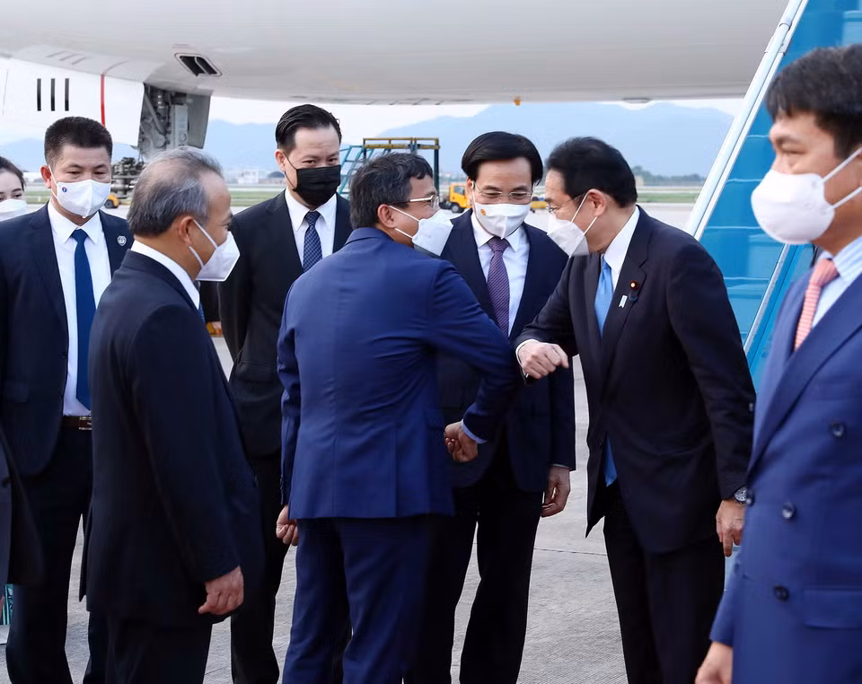 Lãnh đạo Văn phòng Chính phủ và Bộ Ngoại giao đón Thủ tướng Nhật Bản Kishida Fumio tại sân bay Quốc tế Nội Bài, Hà Nội. (Ảnh: Phạm Kiên/TTXVN)