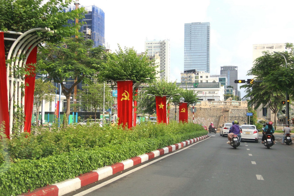 Cờ hoa được treo trên tuyến đường Lê Quấc Hưng, Quận 4, TP Hồ Chí Minh. (Ảnh: Thanh Vũ/TTXVN)