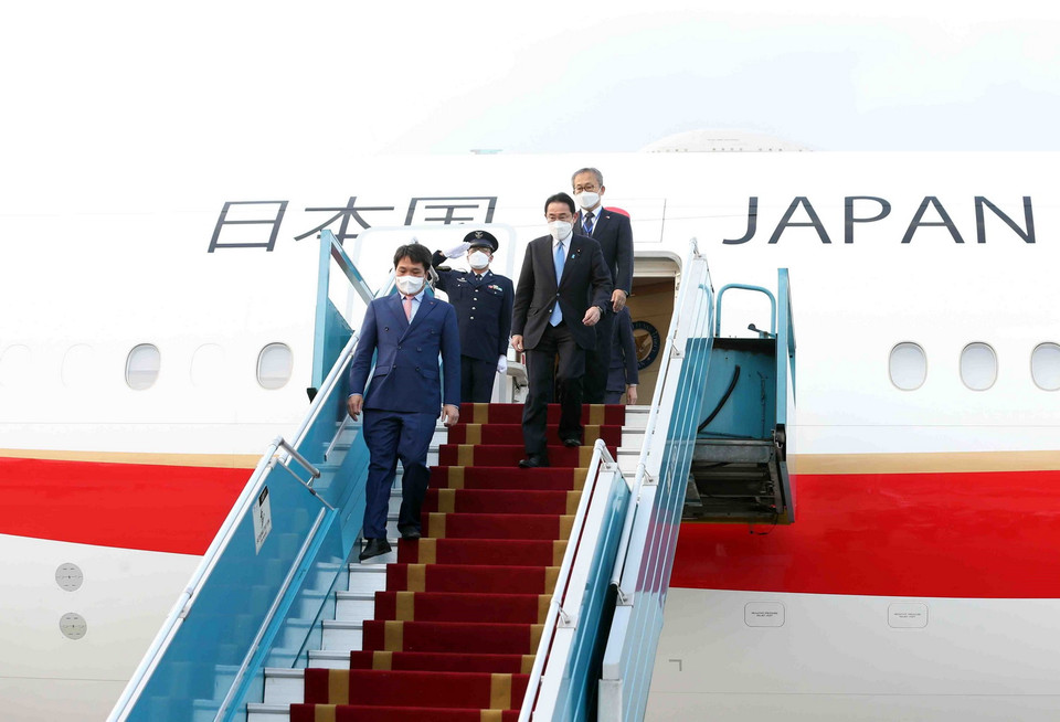  Thủ tướng Nhật Bản Kishida Fumio xuống sân bay Quốc tế Nội Bài, Hà Nội, bắt đầu chuyến thăm chính thức Việt Nam. (Ảnh: Phạm Kiên/TTXVN)