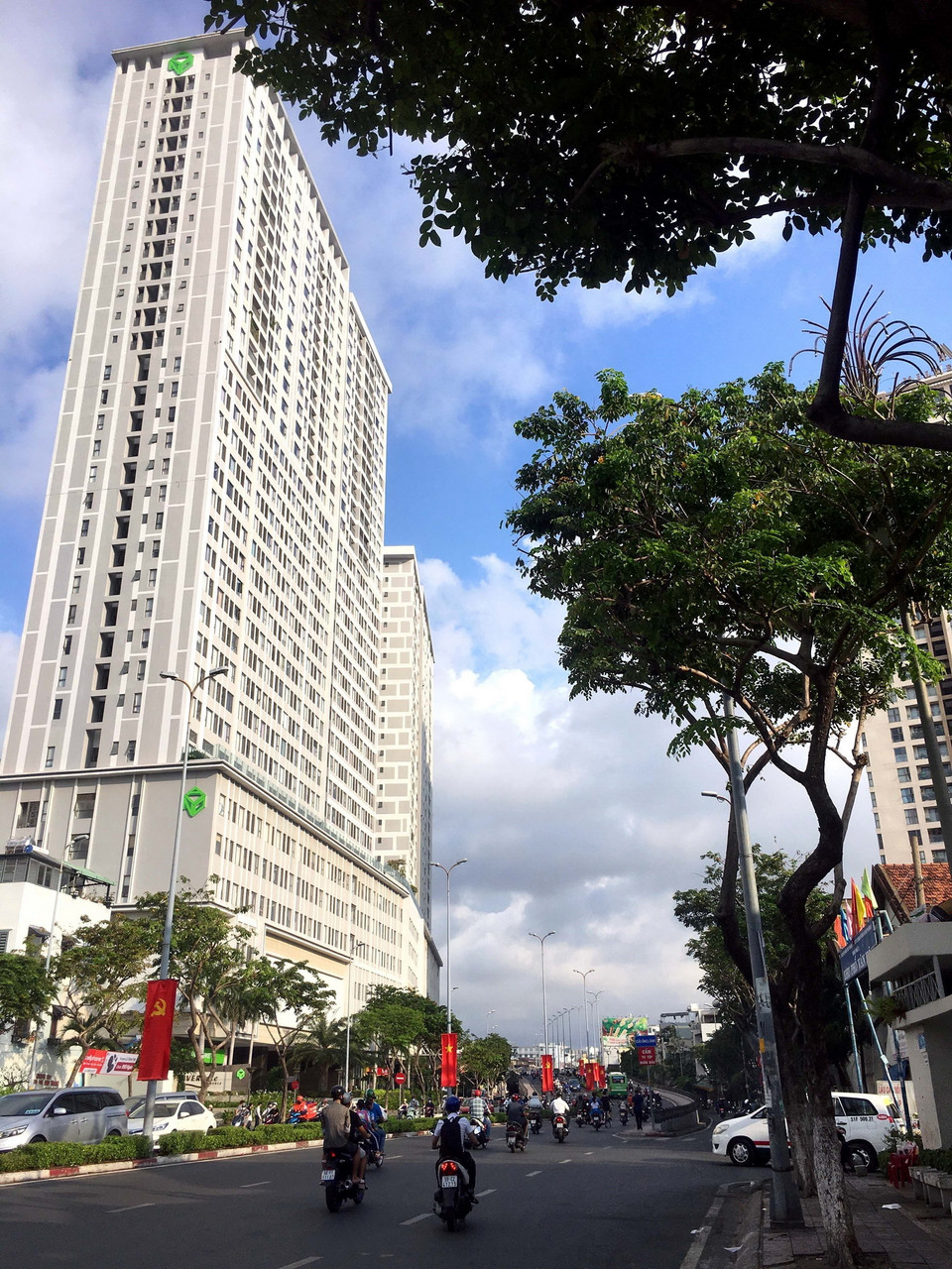 Cờ hoa được treo trên cầu Calmette, Quận 4, TP Hồ Chí Minh. (Ảnh: Thanh Vũ/TTXVN)