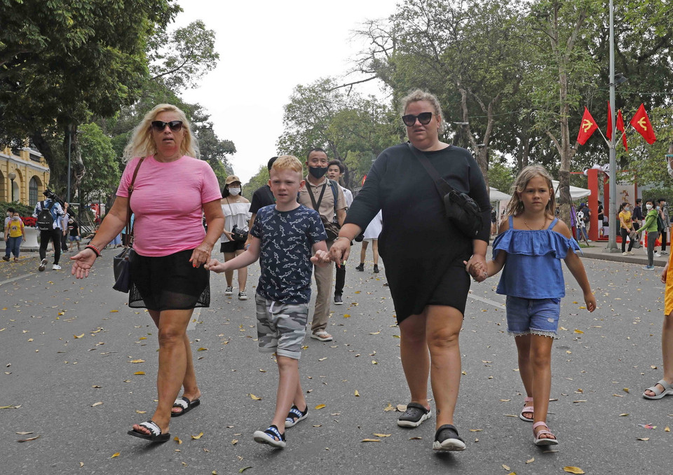 Du khách nước ngoài tham gia trên tuyến phố đi bộ Hồ Gươm. (Ảnh: Trần Việt/TTXVN)