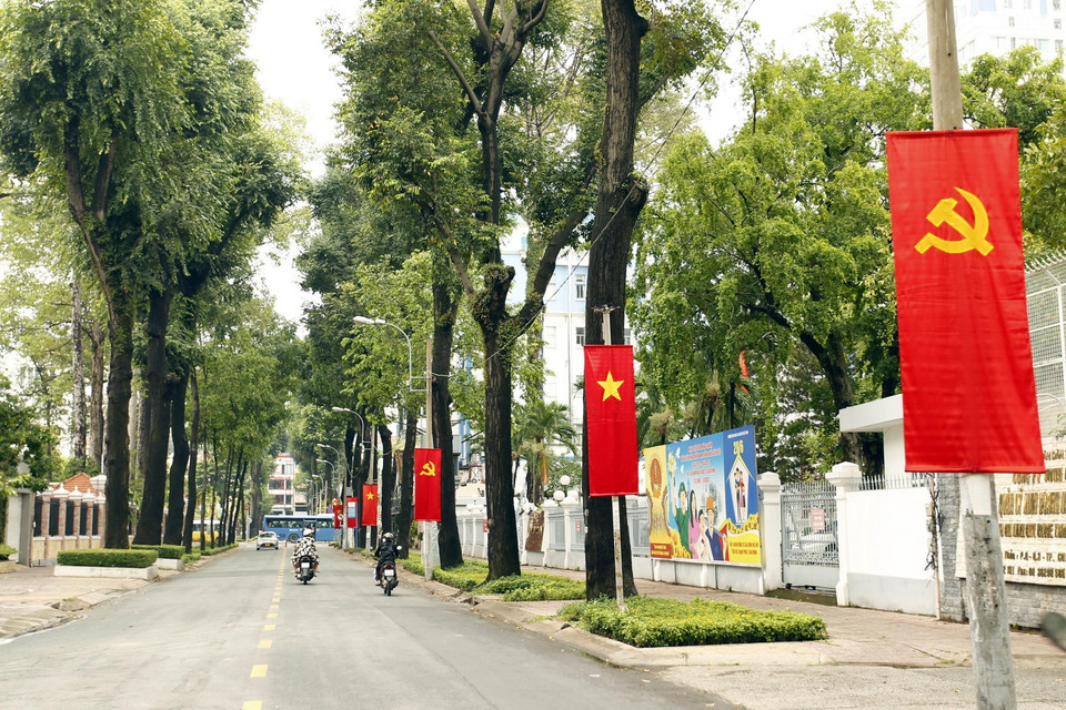 Cờ hoa được treo trên tuyến đường Trần Quốc Thảo, Quận 3, TP Hồ Chí Minh. (Ảnh: Thanh Vũ/TTXVN)