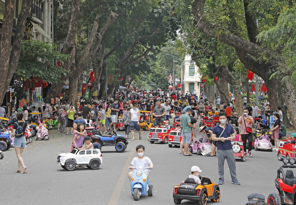 Một đoạn phố Hàng Khay phục vụ vui chơi của các em nhỏ. (Ảnh: Trần Việt/TTXVN)