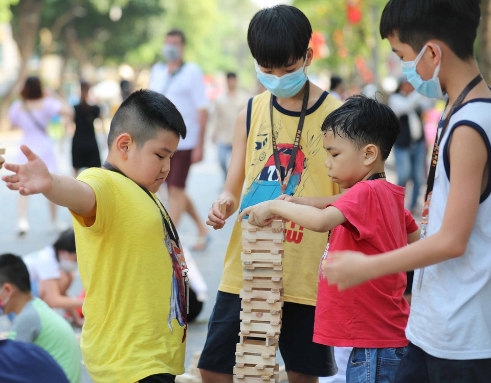 Các em nhỏ háo hức với trò chơi cùng gỗ. (Ảnh: Thanh Tùng/TTXVN)