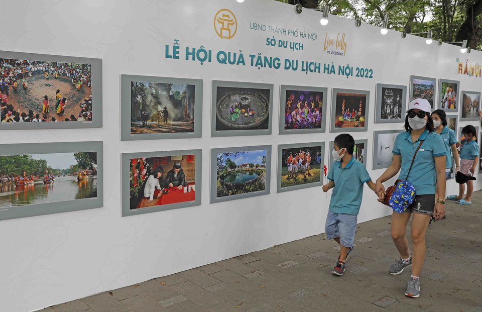 Một góc triển lãm hình ảnh về Hà Nội bên bờ hồ Hoàn Kiếm. (Ảnh: Trần Việt/TTXVN)