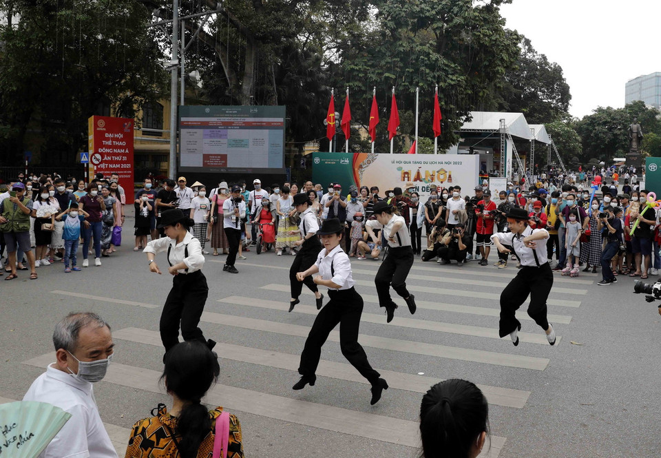 Nhóm nhảy hiphop đường phố biểu diễn phục vụ du khách. (Ảnh: Trần Việt/TTXVN)