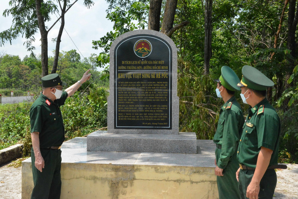 Khu vực Bia tưởng niệm Di tích Quốc gia đặc biệt Bến vượt sông Sêrêpốk. (Ảnh: Tuấn Anh/TTXVN)