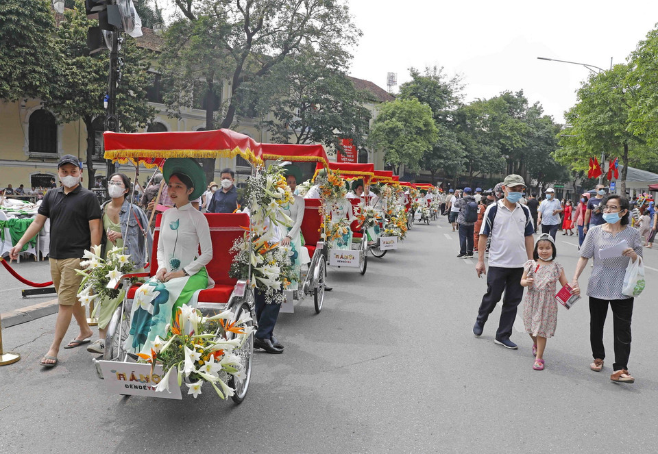 Trong ảnh: Đoàn xe xích lô diễu hành trên phố đi bộ Hồ Gươm. (Ảnh: Trần Việt/TTXVN)