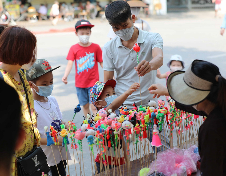 Trẻ em hào hứng với món đồ chơi tò he. (Ảnh: Thanh Tùng/TTXVN)