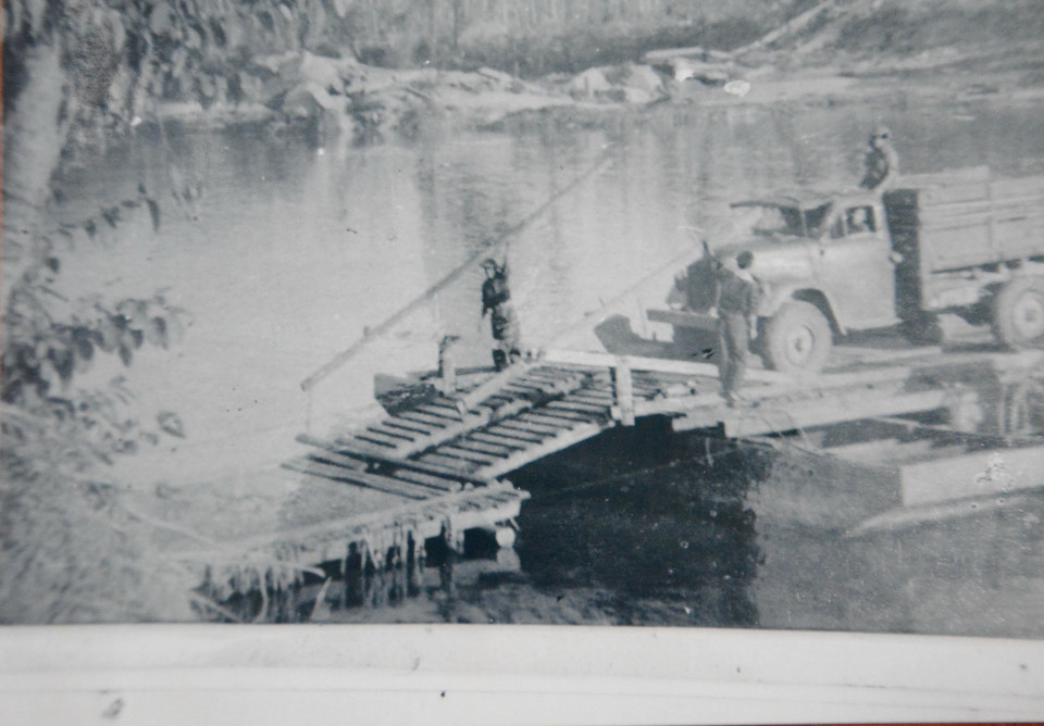 Phà chở ôtô từ miền Bắc vượt sông Sêrêpốk tiến vào giải phóng miền Nam. (Ảnh: TTXVN phát)