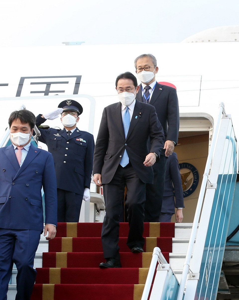 Thủ tướng Nhật Bản Kishida Fumio đến sân bay Quốc tế Nội Bài, Hà Nội. (Ảnh: Phạm Kiên/TTXVN)